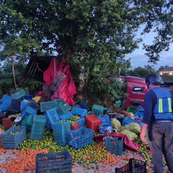 Vuelca camión cargado de frutas en la carretera Leona Vicario-Cancún; a pesar de lo aparatoso no se registraron personas lesionadas.