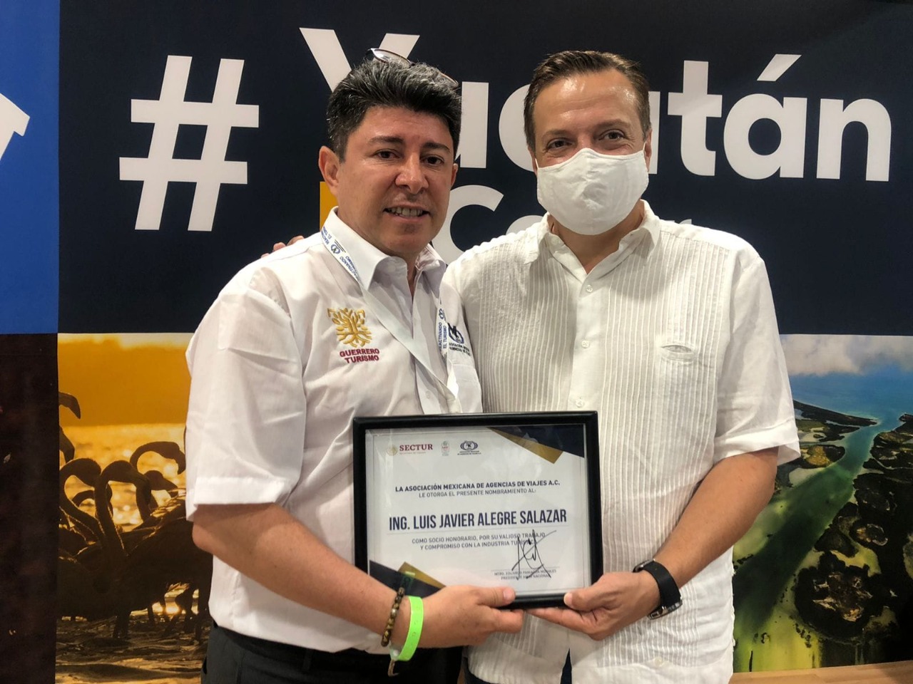 Alegre Salazar recibió el nombramiento de Socio Honorario de manos de Eduardo Paniagua, presidente de la AMAV.