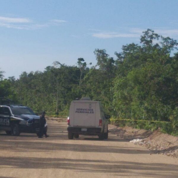 Cancún: Hallan cadáver ensabando en el fraccionamiento Paseos Kusamil.