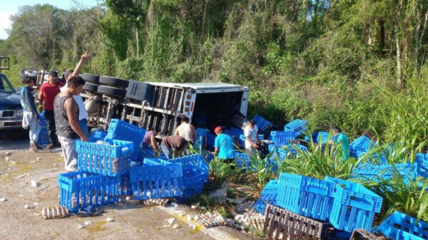 Saquean camión cargado con huevos en José María Morelos.