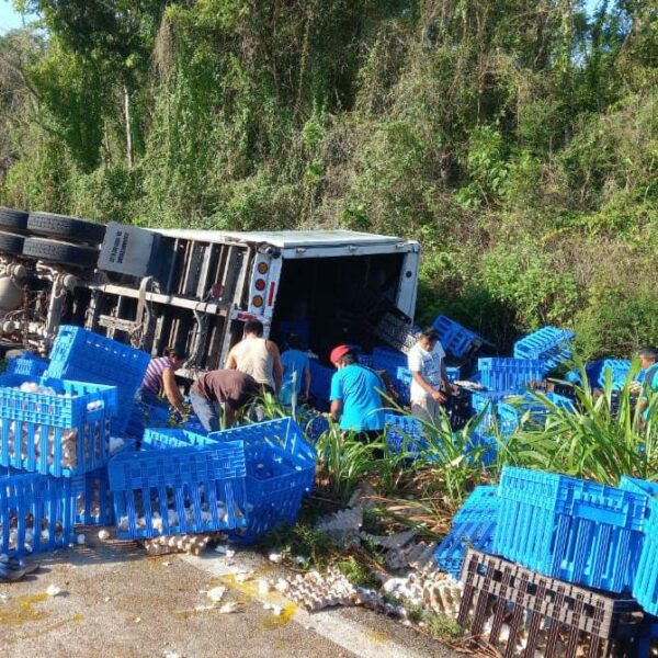 Saquean camión cargado con huevos en José María Morelos.