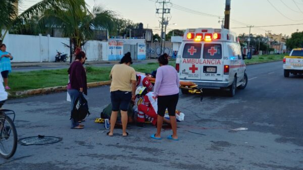 Cancún: Imprudente conductor manda al hospital a un motociclista en la Región 227.
