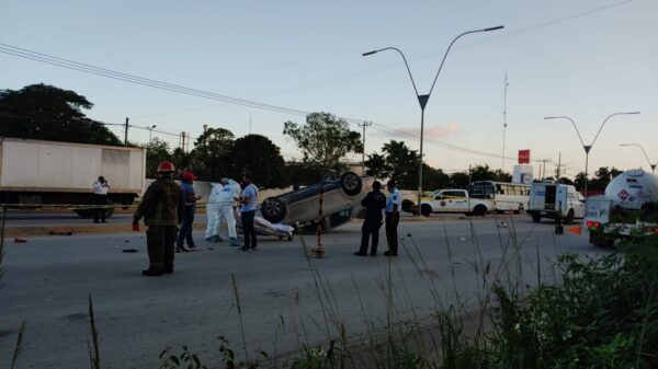 Cancún: Muere conductor en choque y volcadura en la Portillo (VIDEO).