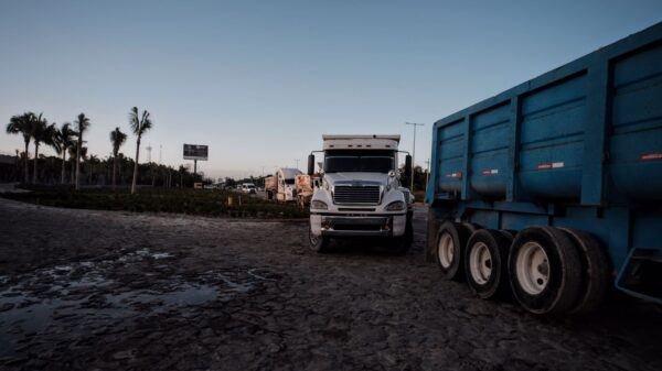 Protestan volqueteros por adeudo de un millón de pesos.