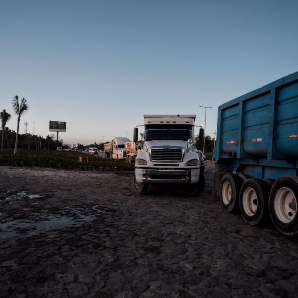 Protestan volqueteros por adeudo de un millón de pesos.