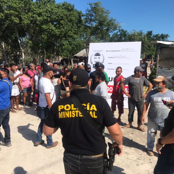 Intentan desalojar a familias de predio invadido en Cancún.