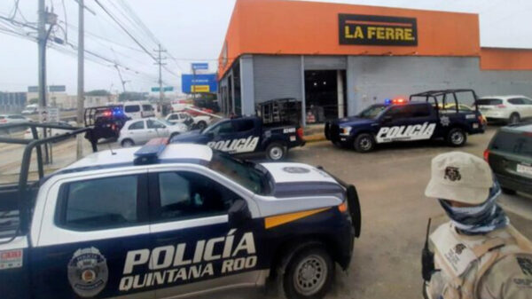 Hombres armados asaltan negocio en Playa Del Carmen