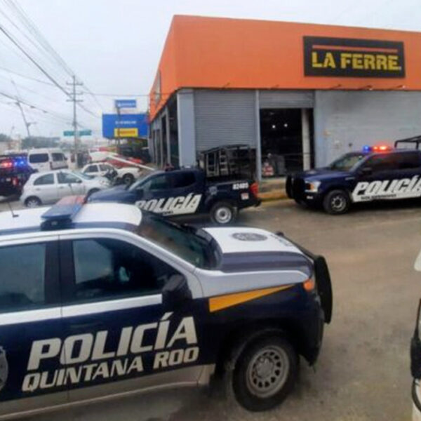 Hombres armados asaltan negocio en Playa Del Carmen