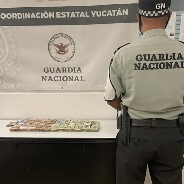 Guardias nacionales detienen a sujeto con $800 mil en aeropuerto de Mérida.