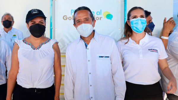 Carlos Joaquín atendió, frente a frente, a los habitantes de Isla Mujeres en la audiencia “Platícale al gobernador”