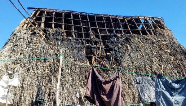 Niños provocan incendio jugando con ’bombitas’.