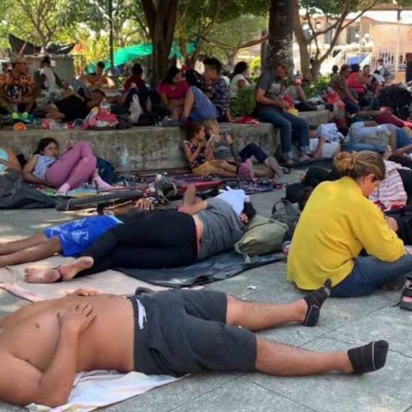 Detentan en caravana de migrantes contagios de covid-19