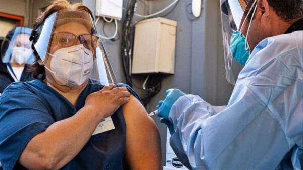 Se propaga en Europa Ómicron, nueva cepa de Covid-19.