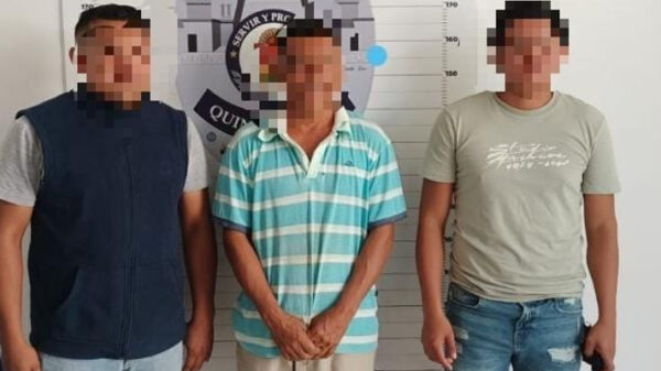 Detienen a tres sujetos que saqueaban escuela en Cancún.