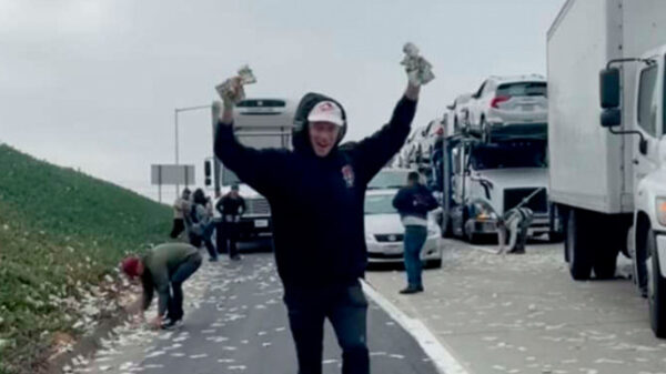 Navidad antes de diciembre, lluvia de dólares en carretera de USA
