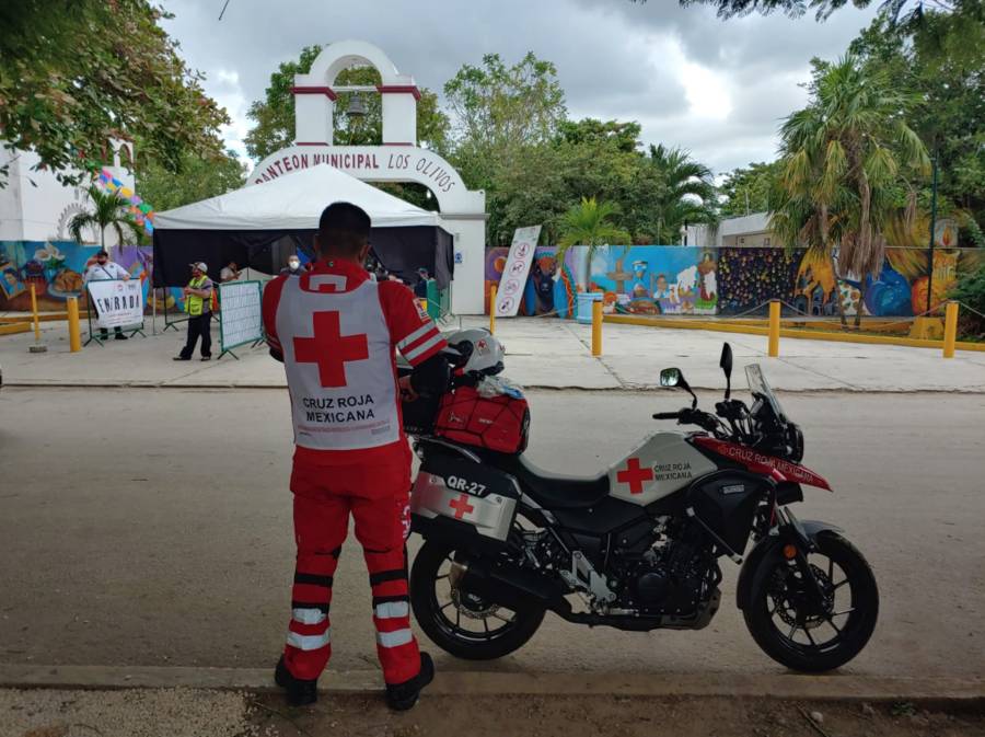 Poco a poco llegan familias al panteón Los Olivos de Cancún