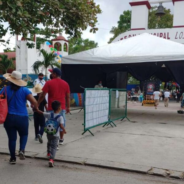 Poco a poco llegan familias al panteón Los Olivos de Cancún.