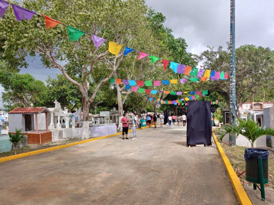 Poco a poco llegan familias al panteón Los Olivos de Cancún