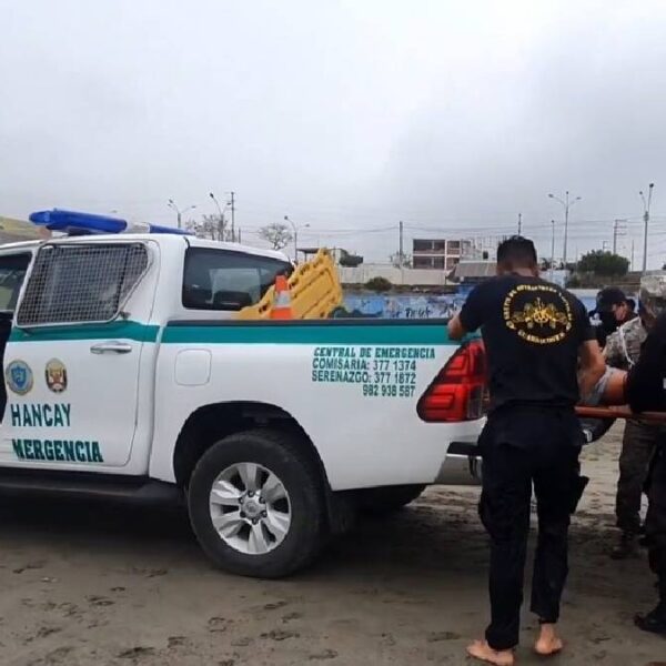 Video: Rescatistas dejan caer a un "herido" desde una camioneta