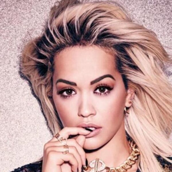 Rita Ora aumenta la temperatura con su sensualidad