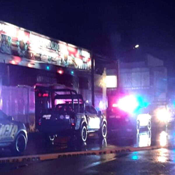 Policías rescatan a mujer secuestrada en bar de Playa Del Carmen