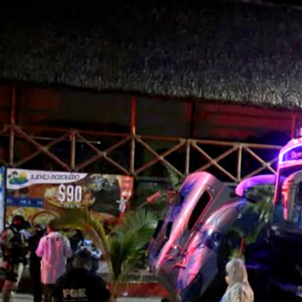 Acribillan a chofer de autobús y hieren a turista pasajero en Acapulco