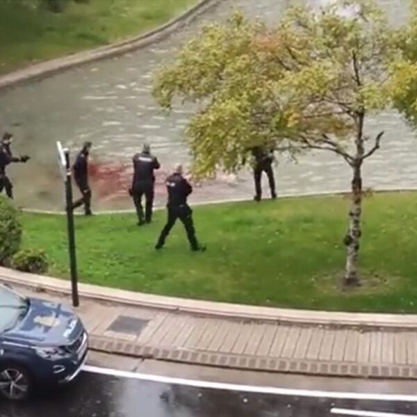 Sujeto muere tras acuchillarse en una plaza de España.