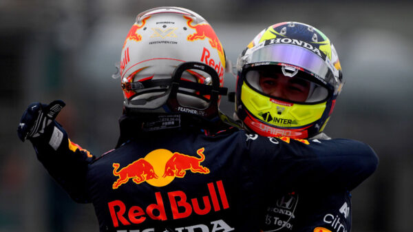 Max Verstappen obsequia a Checo Pérez emotiva carta y regalo