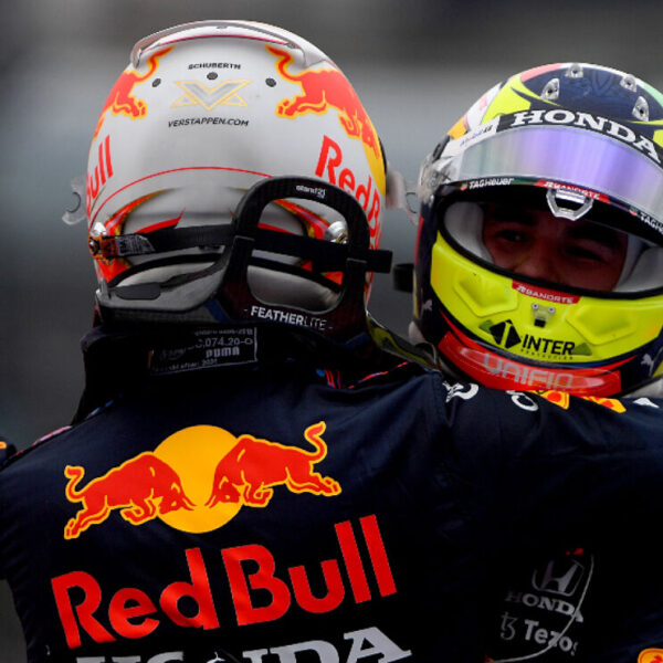 Max Verstappen obsequia a Checo Pérez emotiva carta y regalo