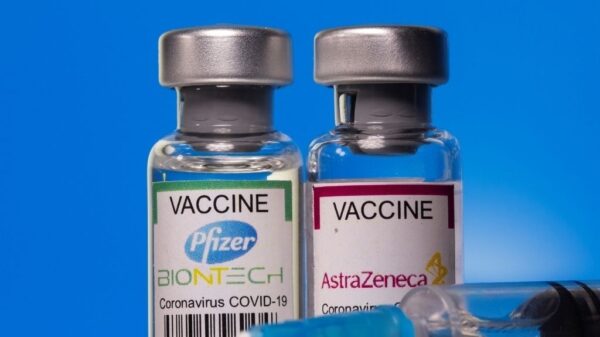 Revela Universidad de Oxford que vacunas de Pfizer y AstraZeneca son menos efectivas ante Ómicron.