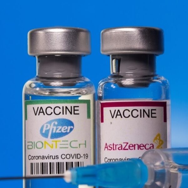 Revela Universidad de Oxford que vacunas de Pfizer y AstraZeneca son menos efectivas ante Ómicron.