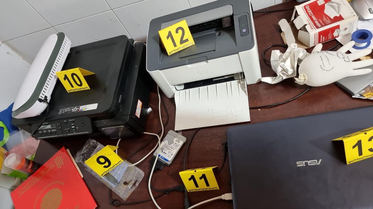 Golpe a falsificadores de placas en Campeche; en un cateo se decomisó computadoras, sellos y facturas falsas, así como matrículas de varios estados.