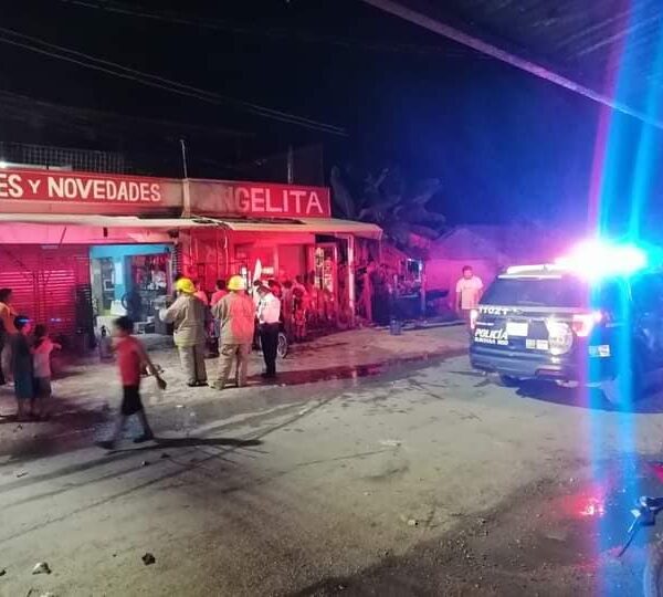 En Calderitas se quema negocio que almacenaba pirotecnia.