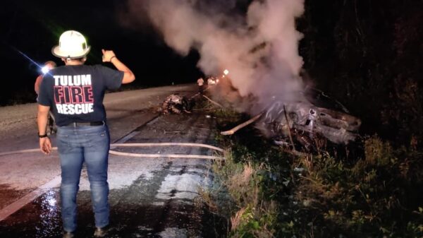 Conductor muere calcinado en un choque en Tulum.