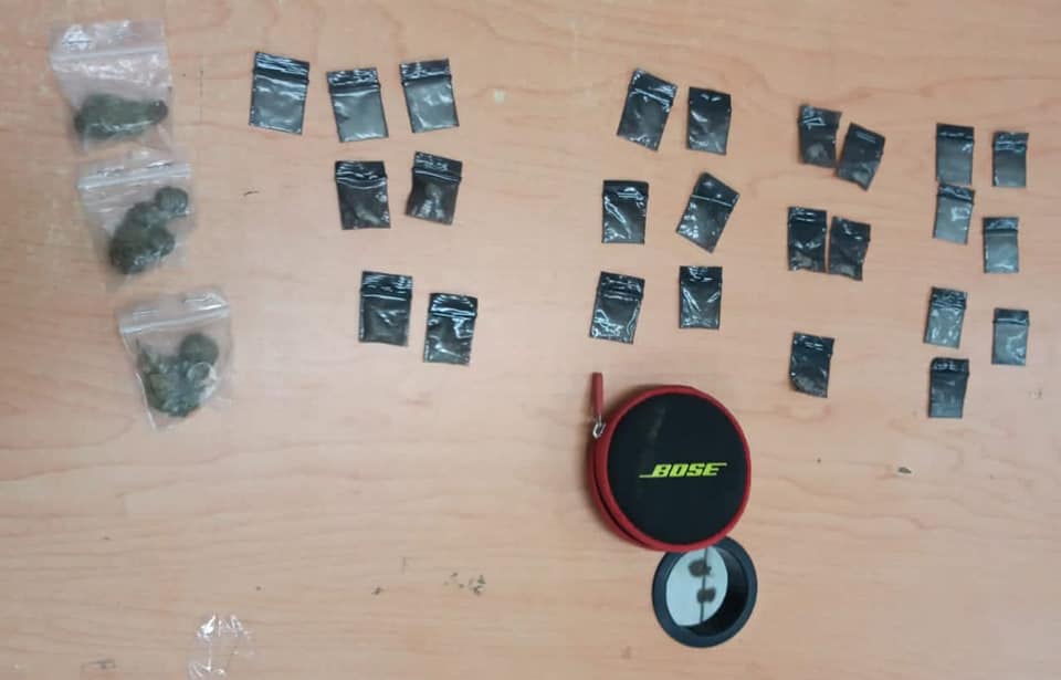 Caen 3 narcomenudistas en la colonia InHouse de Playa del Carmen; tras un operativo la Policía logró el decomiso de varias dosis de drogas.