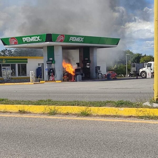 Arde un vehículo mientras cargaba gasolina en Chetumal.
