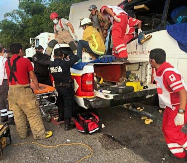 Autobús de turismo se impacta contra un tráiler en el sur de Quintana Roo.