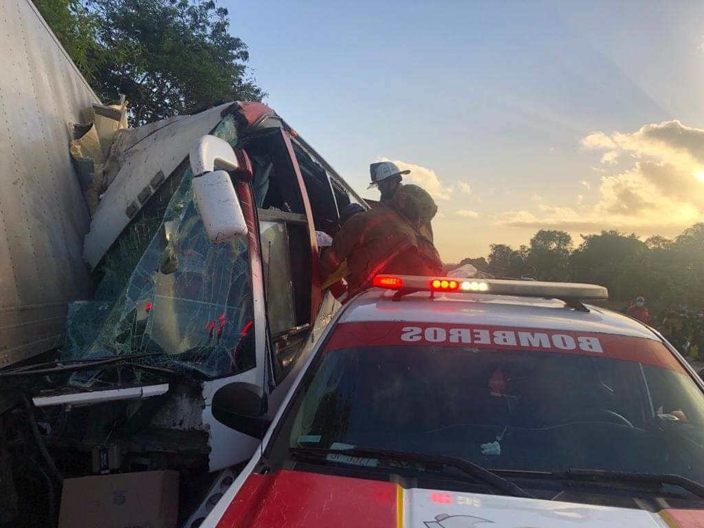 Autobús de turismo se impacta contra un tráiler en el sur de Quintana Roo; varios pasajeros resultaron lesionados, algunos de gravedad.
