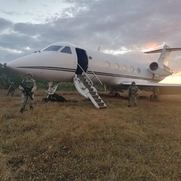 Asegura la Sedena narcojet con 246 kilos de cocaína en Chiapas.