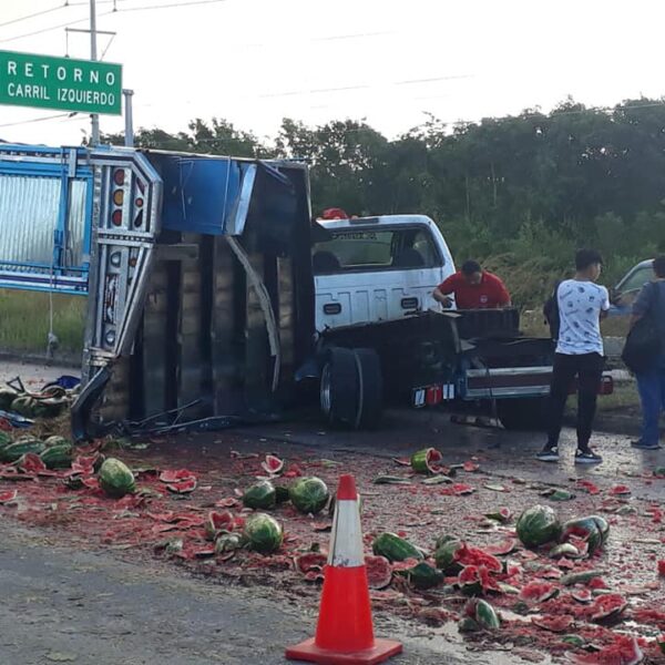 Sacaron jugo a las sandías en un percance carretero en Puerto Aventuras.