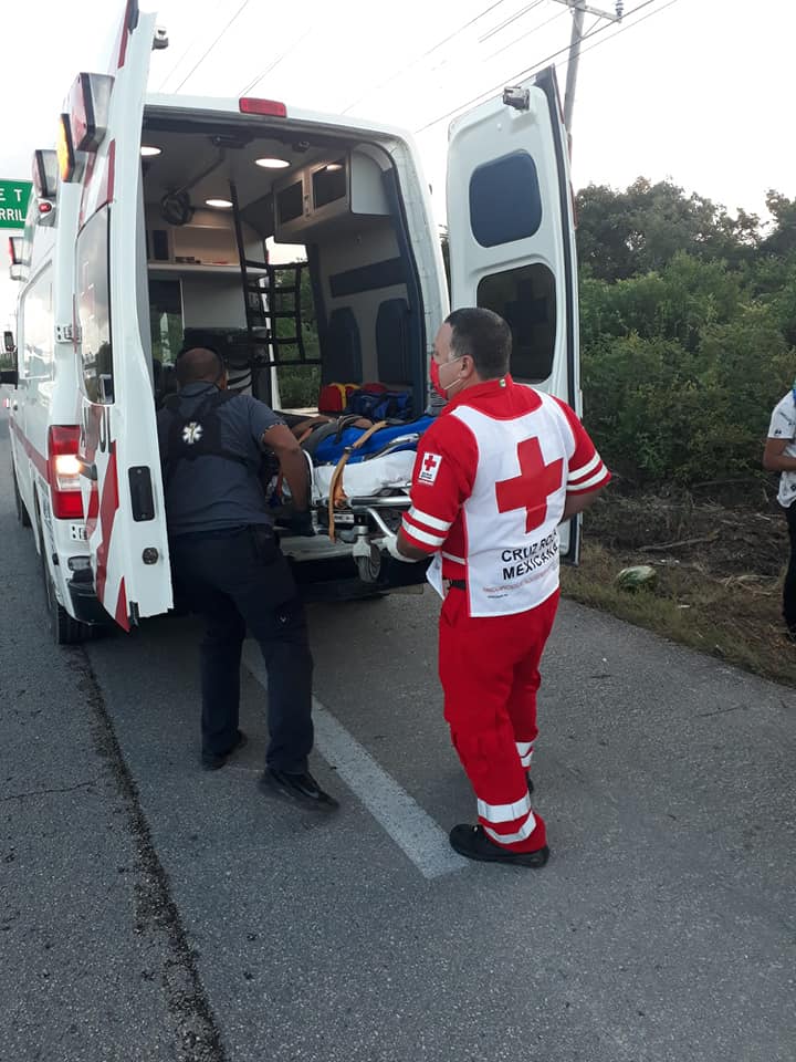 Sacaron jugo a las sandías en un percance carretero en Puerto Aventuras; saldo de una persona lesionada tras los hechos esta mañana.