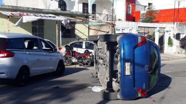 Conductora sufre aparatoso accidente en la Región 229 de Cancún.