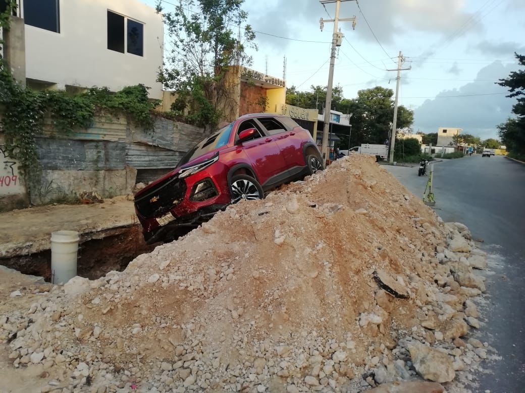 Conductora estuvo a punto de caer en una zanja en la avenida Lak’in; perdió el control de su camioneta y se fue contra un montículo de tierra.