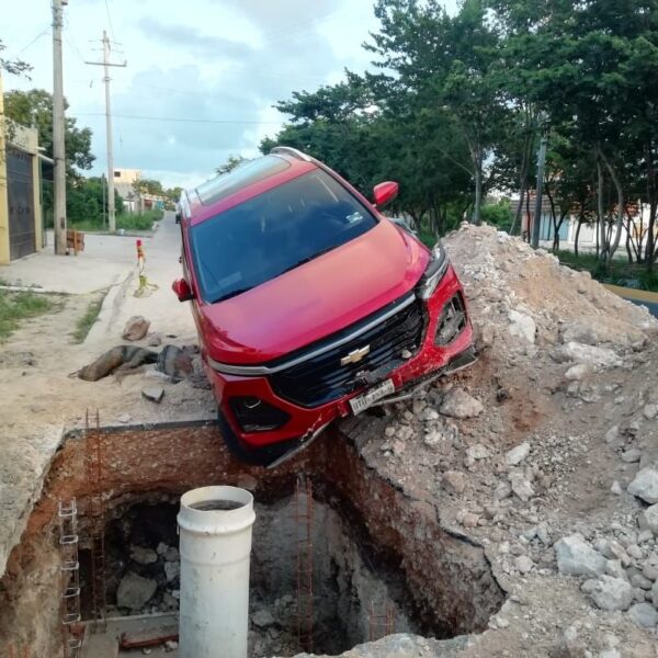 Conductora estuvo a punto de caer en una zanja en la avenida Lak’in.