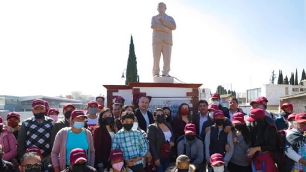 Develan estatua de AMLO en la cuna del priismo, Atlacomulco