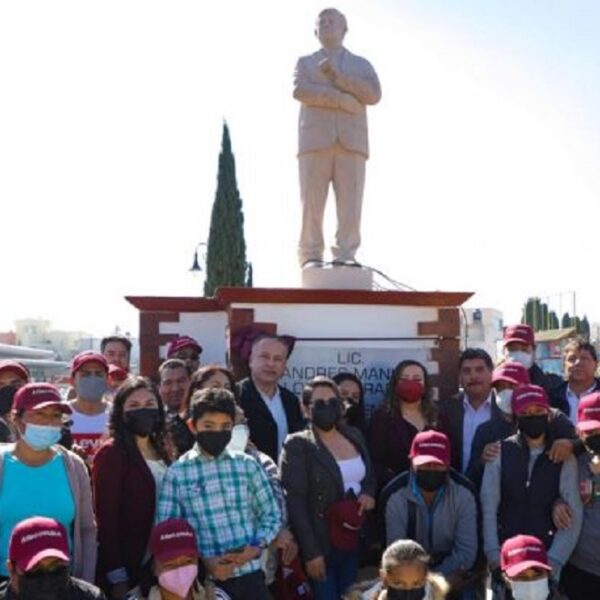Develan estatua de AMLO en la cuna del priismo, Atlacomulco