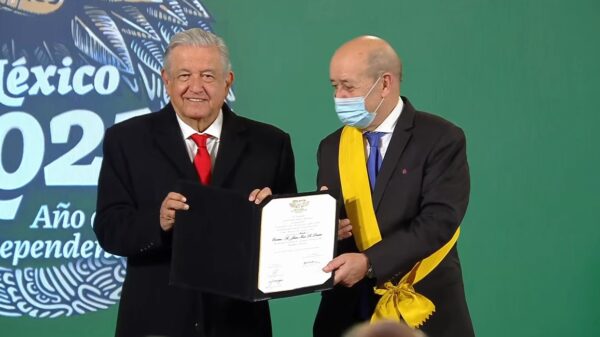 Dan a ministro francés la Orden del Águila Azteca