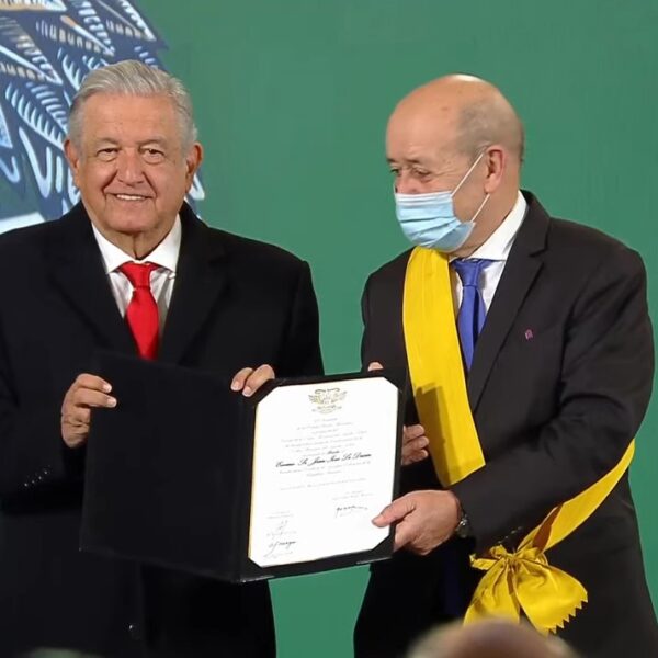 Dan a ministro francés la Orden del Águila Azteca