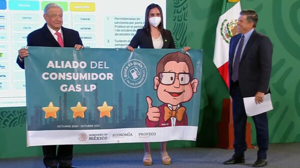 Reconocen a gasolineros por vender litros de a litro