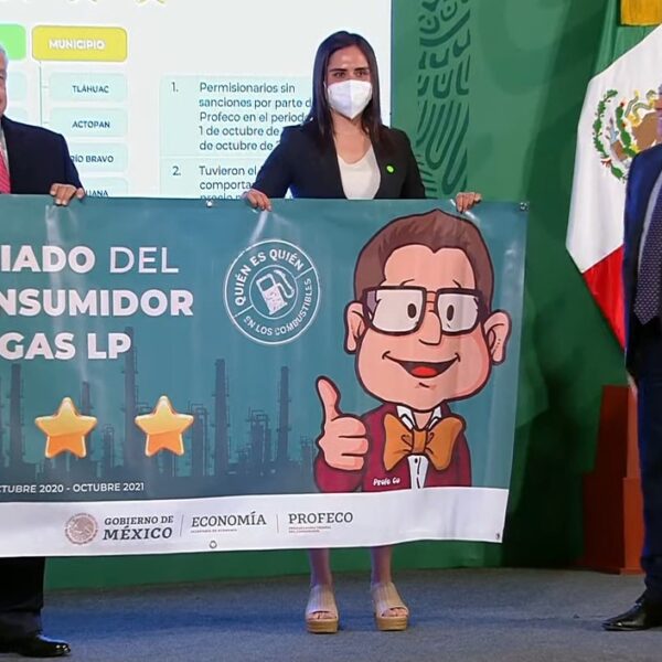 Reconocen a gasolineros por vender litros de a litro